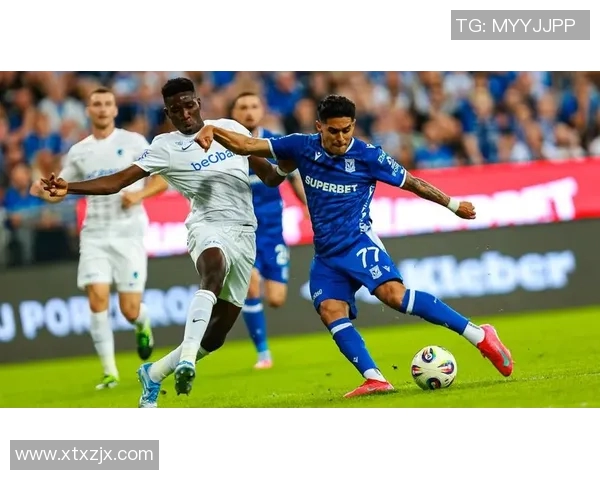 亨克与莱克的激烈对决揭示了足球战术的博弈与团队合作的重要性 亨克与莱克的激烈对决揭示了足球战术的博弈与团队合作的重要性